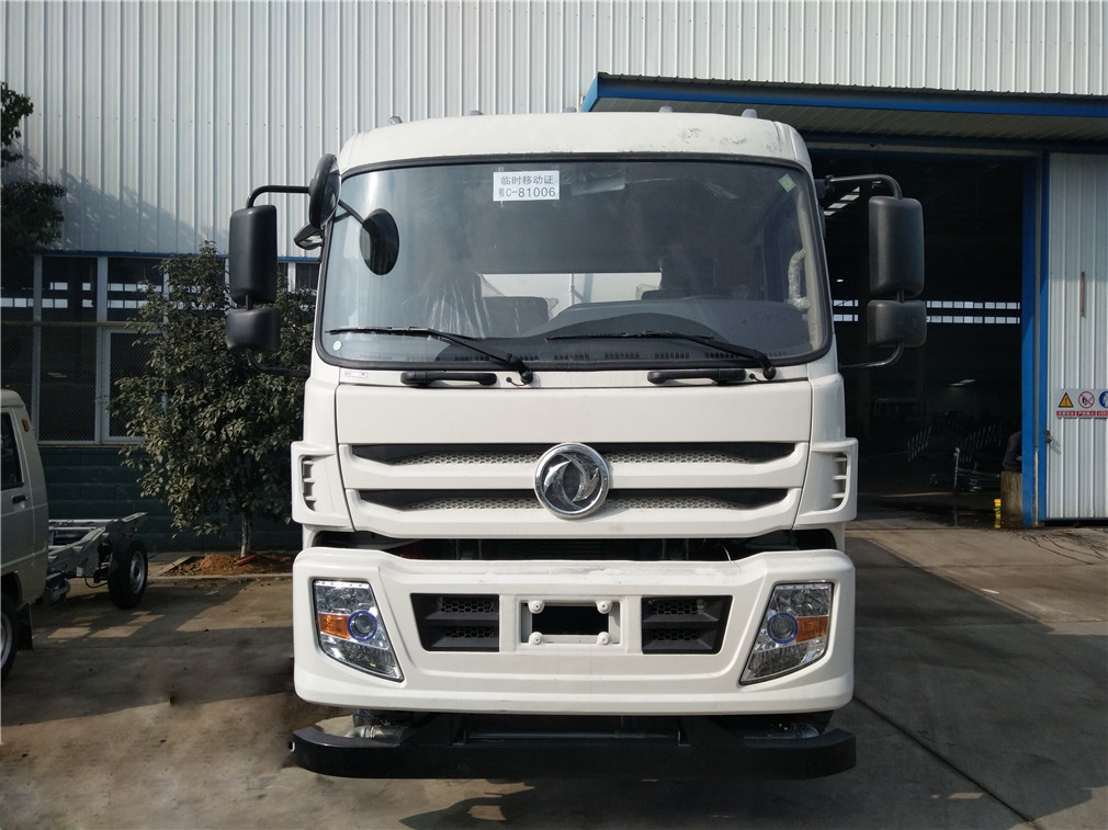 東風(fēng)專底灑水車(12方)