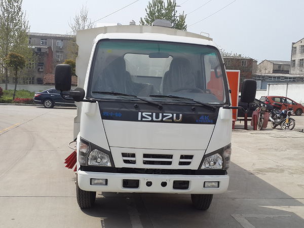 五十鈴掃路車（1.5方水罐，4方塵罐）