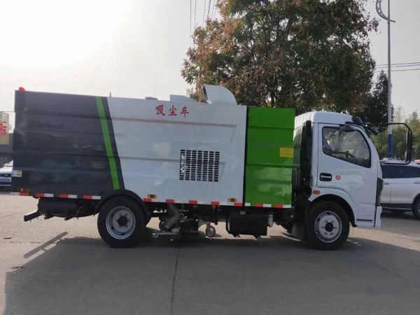 東風(fēng)大多利卡吸塵車(1.5方水罐6方塵罐)