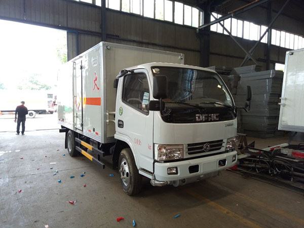 多利卡4.1米(藍(lán)牌)氣體箱式車(chē)