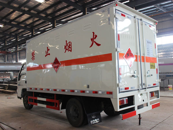 江鈴4.1米(藍(lán)牌)雜項(xiàng)危險(xiǎn)品廂式車(chē)
