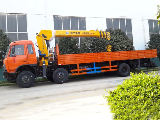 東風(fēng)153小三軸隨車(chē)吊