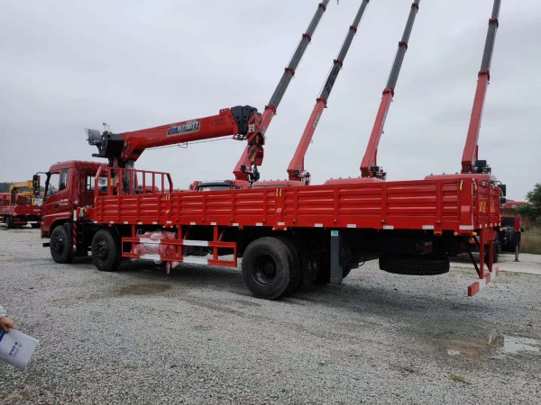 東風(fēng)專(zhuān)底小三軸12噸隨車(chē)吊