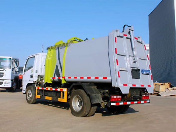 東風小多利卡國六6方側裝壓縮垃圾車