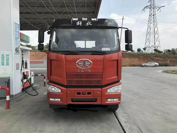 解放J6后八輪平板運(yùn)輸車