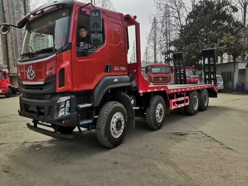 國六柳汽乘龍前四后八平板運輸車，挖機拖車