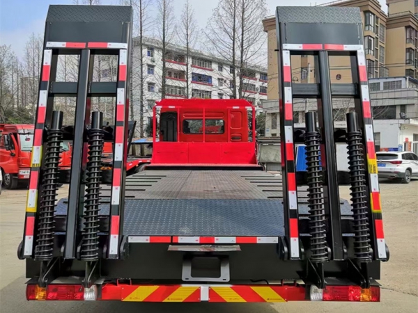 國六柳汽乘龍前四后八平板運輸車，挖機拖車