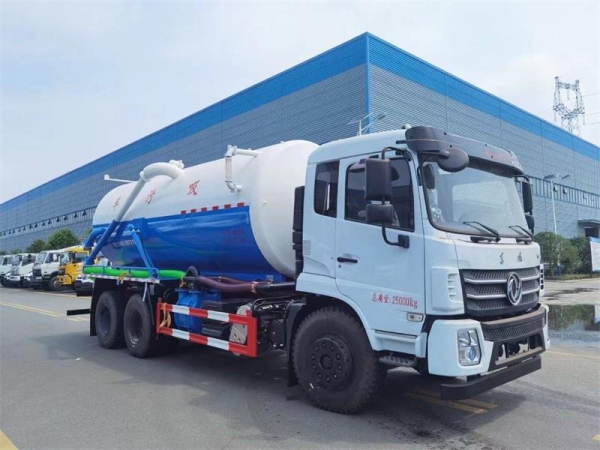 東風D17后雙橋18方吸污車，配水循環泵加10米吸污帶。