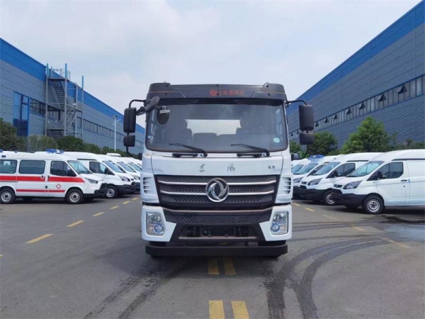 東風D17后雙橋18方吸污車，配水循環泵加10米吸污帶。