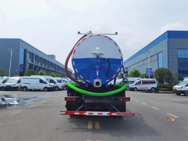 東風D17后雙橋18方吸污車，配水循環泵加10米吸污帶。