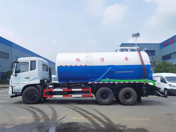 東風D17后雙橋18方吸污車，配水循環泵加10米吸污帶。