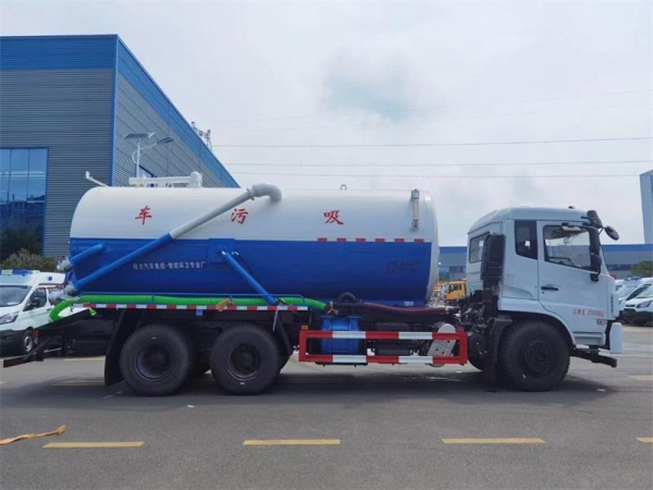 東風D17后雙橋18方吸污車，配水循環泵加10米吸污帶。