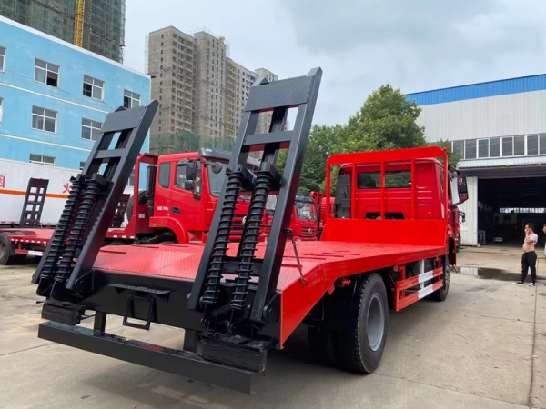 重汽浩瀚國(guó)六平板運(yùn)輸車(chē)