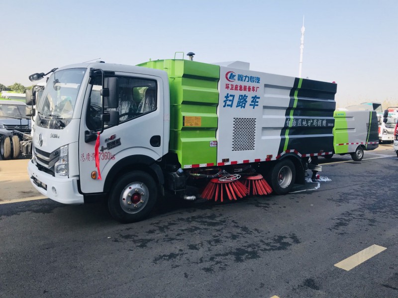 東風(fēng)多利卡5.5方掃路車
