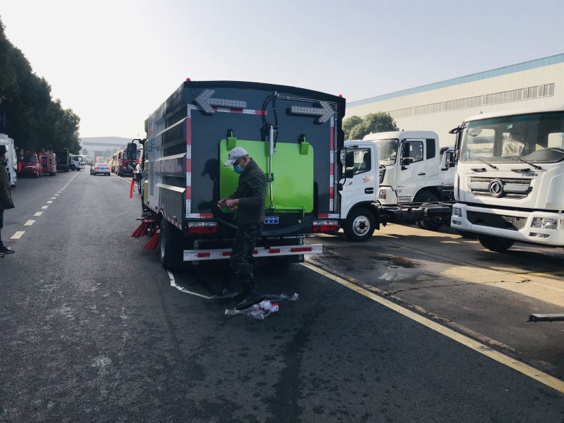 東風(fēng)多利卡5.5方掃路車