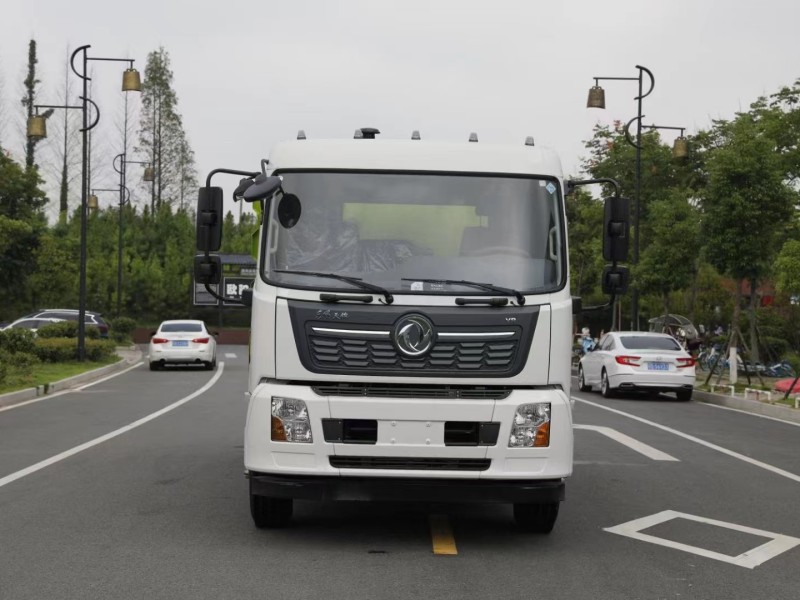 東風天錦掃路車(4方水罐8方塵罐)